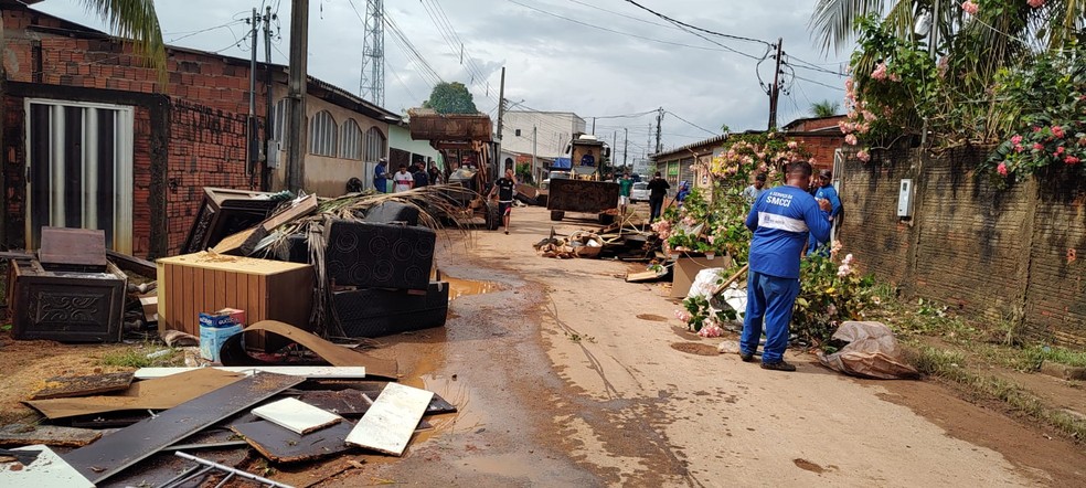 Estrago deixado pelos bairros atingidos pelo transbordamento dos igarapés — Foto: Aline Nascimento/g1