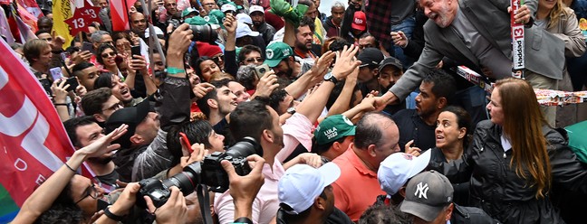 Lula faz campanha em São Paulo no último dia antes das eleições — Foto: Miguel Schincariol/AFP