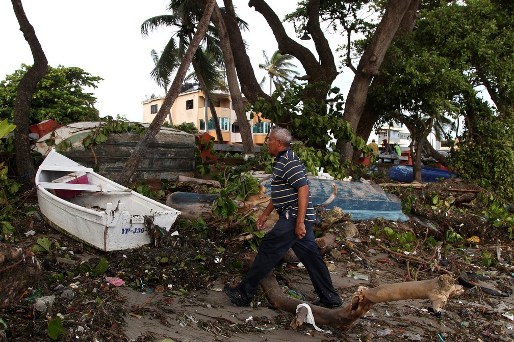 Homem passa por escombros após passagem do furacão Irma, em Puerto Plata, na República Dominicana (Foto: Ricardo Rojas/Reuters)