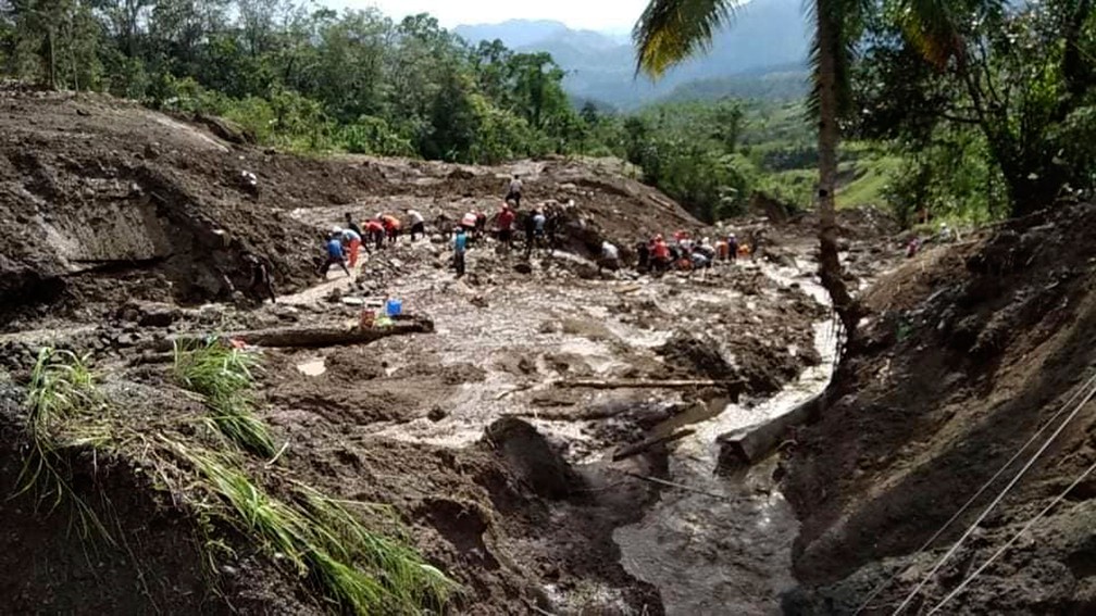 Deslizamento De Terra Após Tufão Engole Edifício Nas Filipinas 4 Morrem E 30 Estão Soterrados 