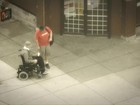 Policial finge precisar de cadeira de rodas para pegar assaltantes