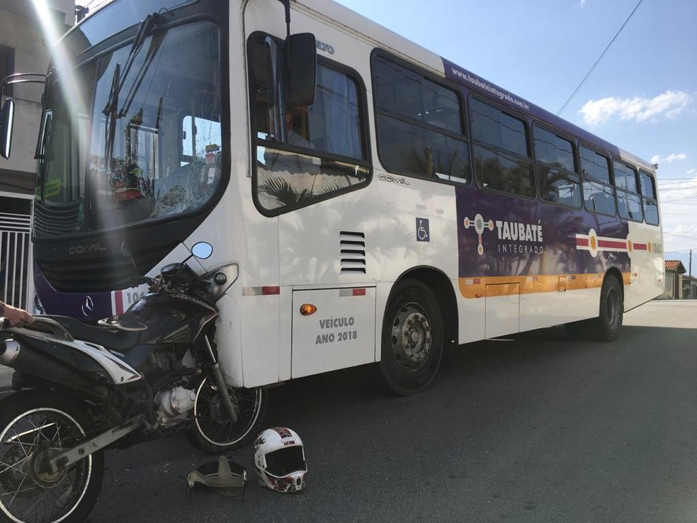 Motociclista bate em ônibus do transporte público de Taubaté — Foto: Rauston Naves/Rádio Metropolitana