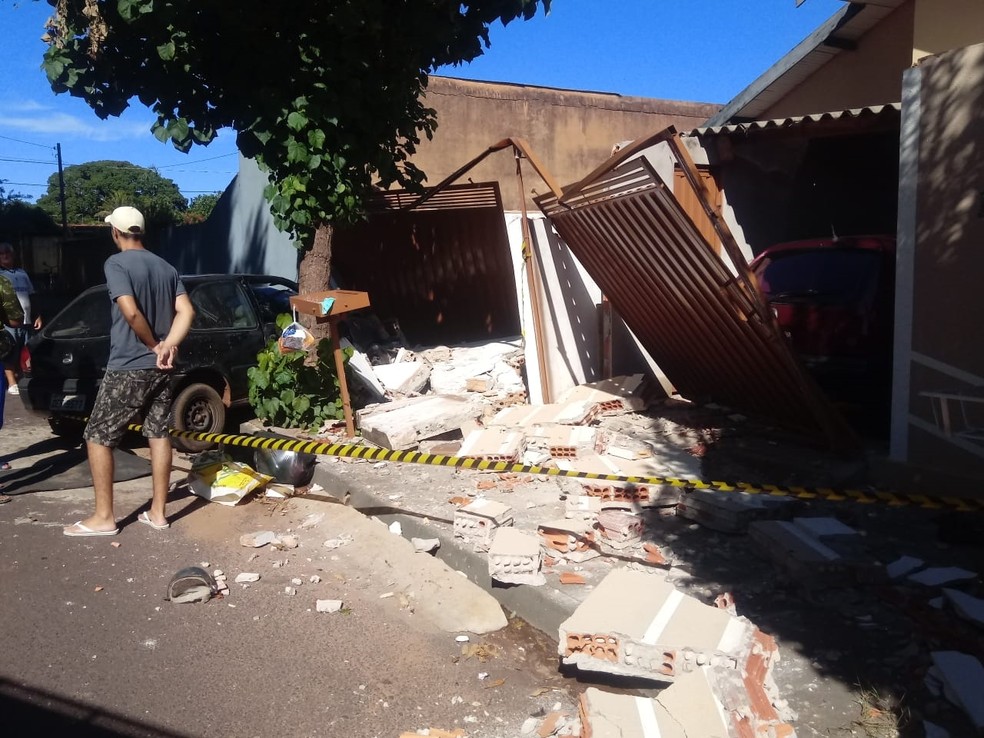 Frente da casa ficou destruída com o acidente em Araçatuba — Foto: Arquivo Pessoal