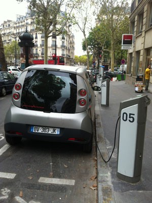 Compartilhamento de carros em Paris utiliza veículos elétricos e tem parceria com a prefeitura da cidade (Foto: Priscila Dal Poggetto/G1)