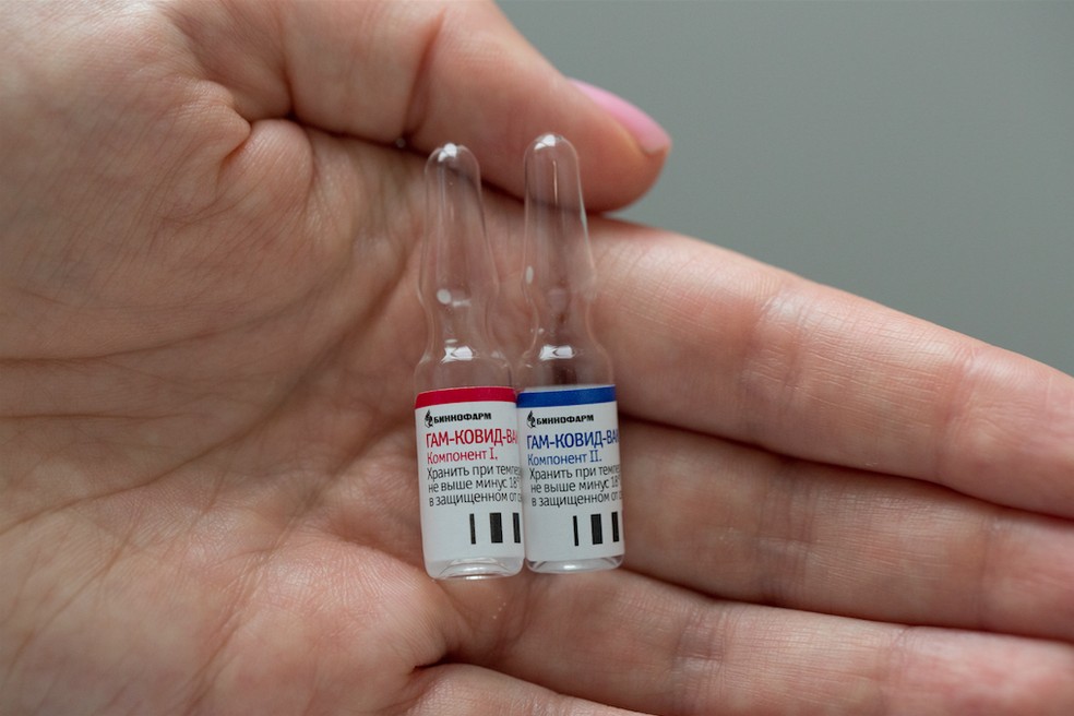 Funcionário mostra frascos com potencial vacina russa contra Covid-19 perto de Moscou — Foto: Andrey Rudakov/Divulgação via REUTERS