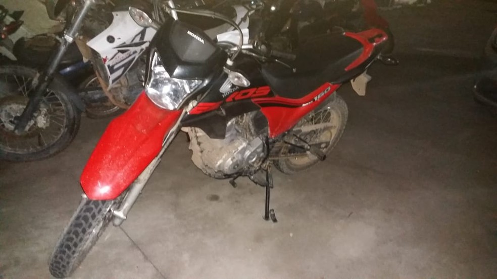Moto foi deixada para trÃ¡s apÃ³s tiroteio (Foto: PolÃ­cia Militar/DivulgaÃ§Ã£o)