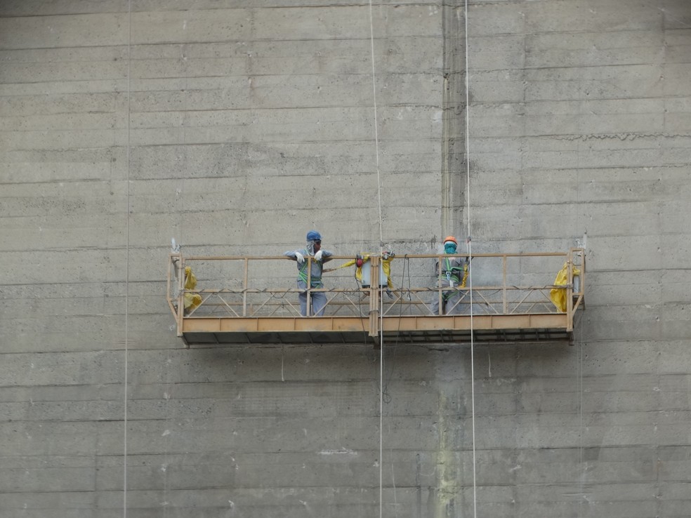 Profissionais trabalham na reparaÃ§Ã£o da barragem de Jucazinho, em 2017 â Foto: Joalline Nascimento/G1