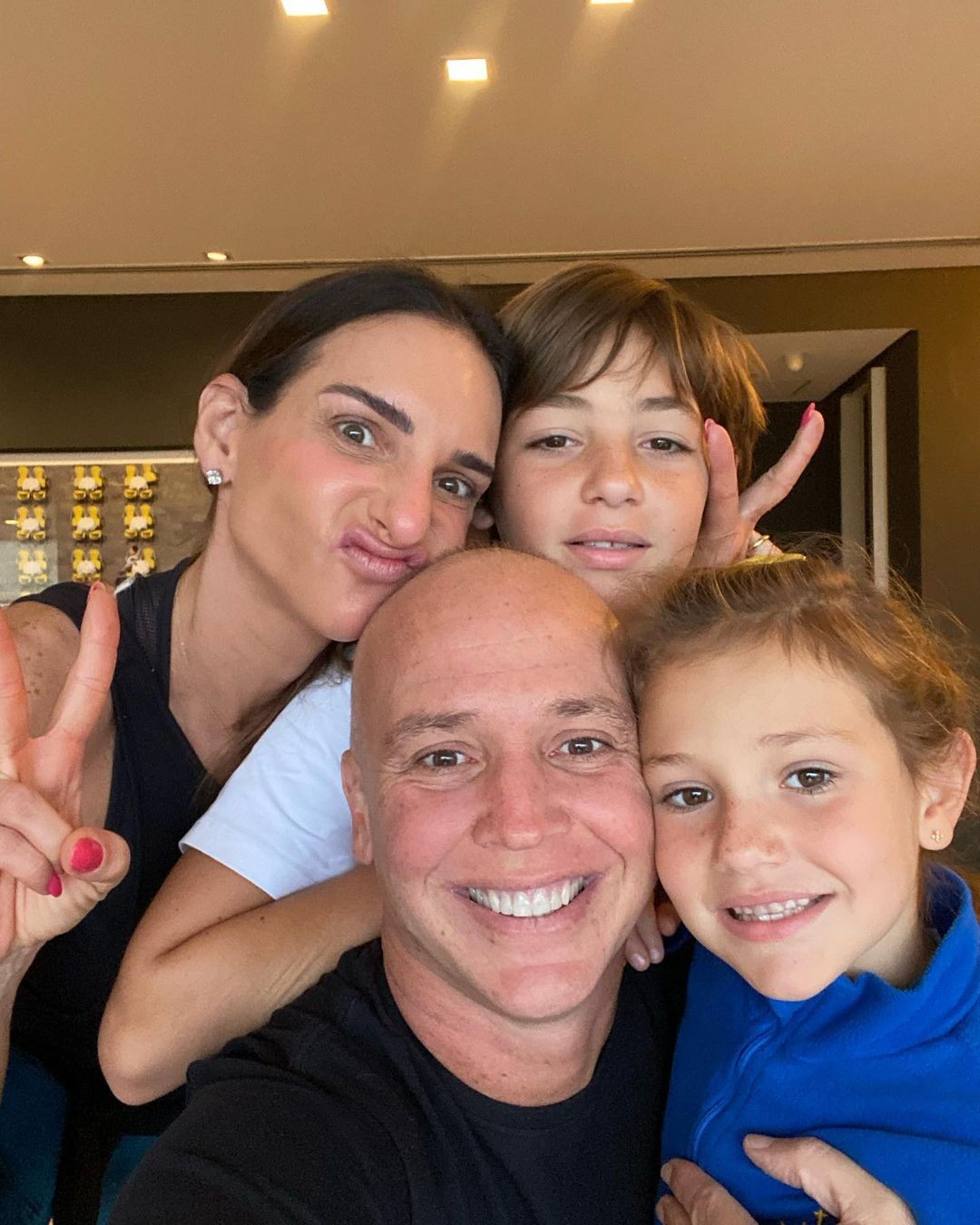 Caio Ribeiro com sua família: a esposa Renata, e os filhos João Gabriel e Valentina (Foto: Reprodução: Instagram)