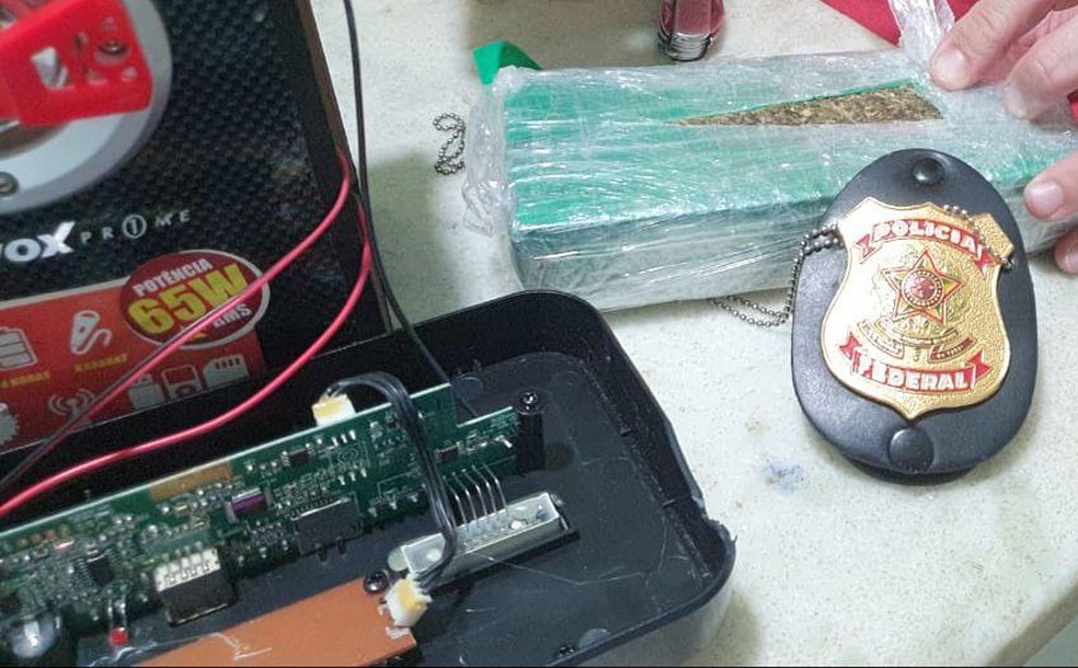 Encomenda com maconha escondida em aparelho de som foi postada em São Paulo. — Foto: Polícia Federal/ Divulgação
