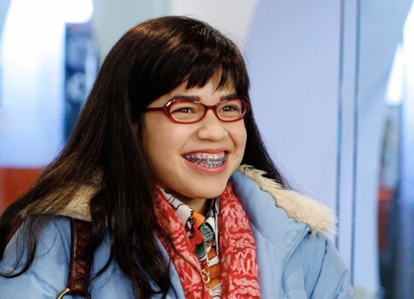 A atriz America Ferrera em cena da série Ugly Betty (Foto: Reprodução)