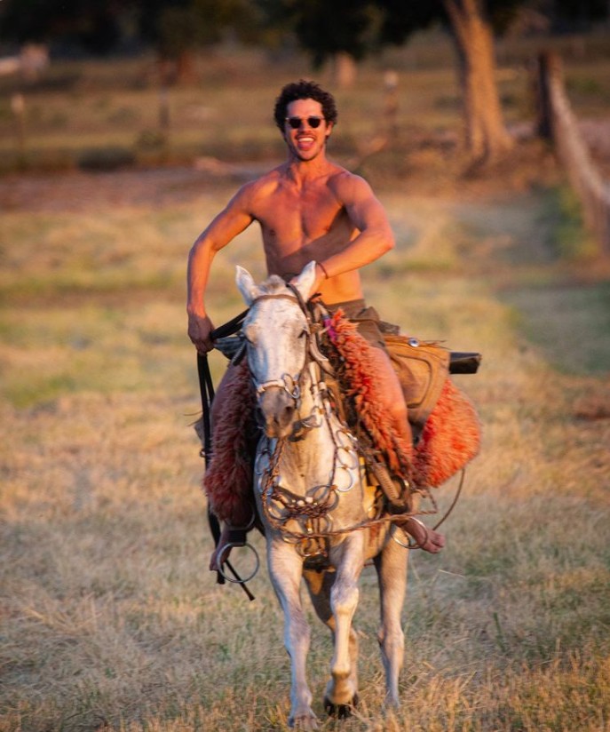 José Loreto anda a cavalo sem camisa — Foto: Reprodução/Juliano Cazarré 