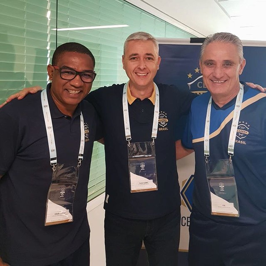 Tiago Nunes aparece em foto ao lado de Tite em curso da CBF
