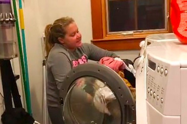 A atriz Amy Schumer sofrendo para conseguir usar sua máquina de lavar roupas (Foto: Instagram)