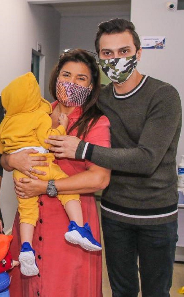 Mara Maravilha e Gabriel Torres com o filho, Benjamin (Foto: Thiago Duran)