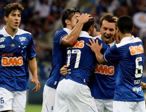 Everton Ribeiro Dagoberto Cruzeiro gol criciúma (Foto: Paulo Fonseca / Agência Estado)