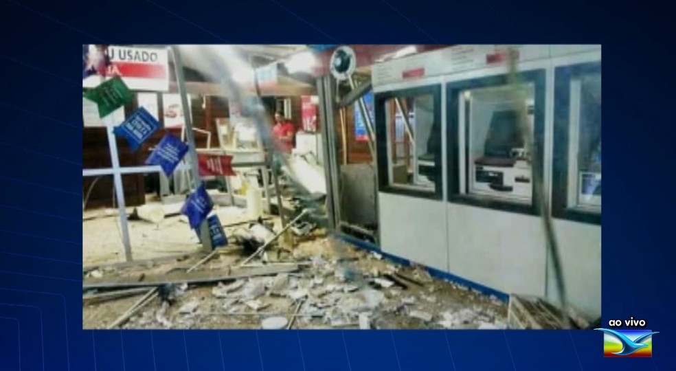 AgÃªncia do banco do Brasil ficou completamente destruÃ­da apÃ³s ataque dos bandidos em Bacabal â Foto: ReproduÃ§Ã£o/TV Mirante