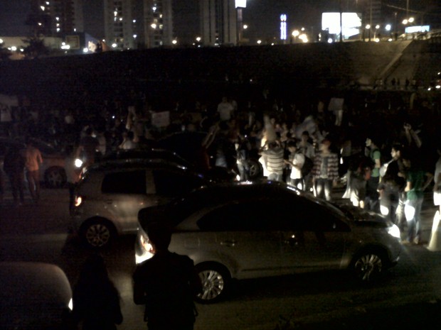 Manifestantes interromperam o tráfego na Raposo Tavares, em Sorocaba (SP) (Foto: Mariana Lanfranchi/G1)