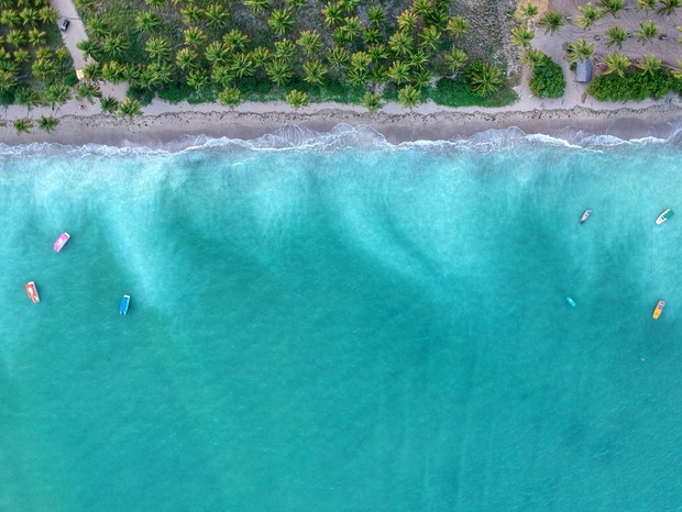 Patacho Beach, in the municipality of Porto de Pedras, state of Alagoas, Brazil. Picture made of drone in December 2018. Vessels waiting for tourists to go the natural pools of patacho.Praia do Patacho, no municipio de Porto de Pedras, estado de Alagoas (Foto: Getty Images)