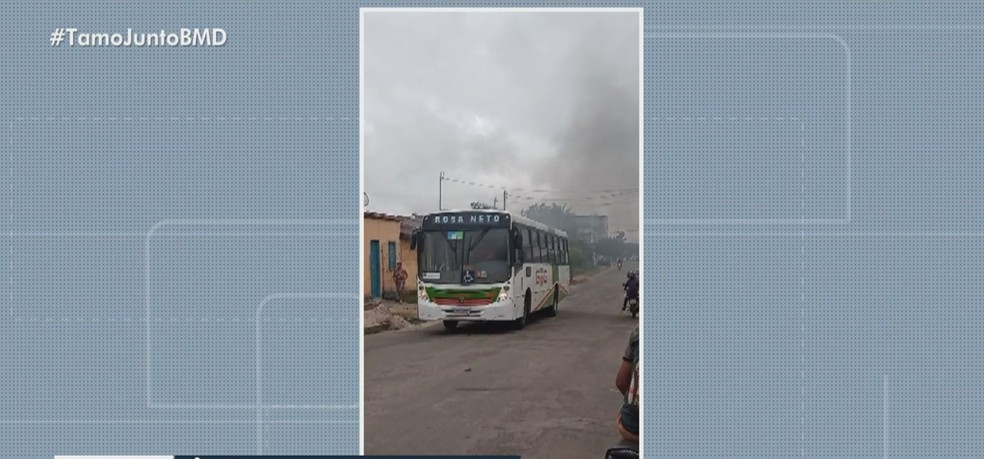 Coletivo foi incendiado na manhã deste sábado (26), em Eunápolis — Foto: Reprodução TV Bahia
