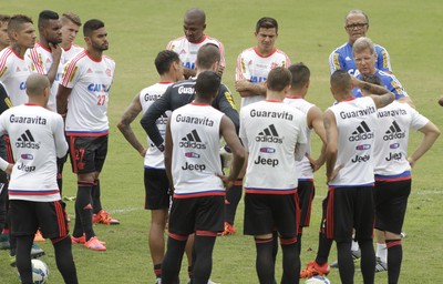 Oswaldo e jogadores do Flamengo (Foto: gilvan de souza/flamengo) Oswaldo e jogadores do Flamengo (Foto: gilvan de souza/flamengo)