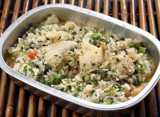 Separe metade das lascas de bacalhau para finalizar o prato de arroz (Foto: Divulgação / Arroz Malandro)