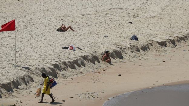 Praia do Leblon, no Rio, no último dia 18; pesquisador destaca dificuldade de fazer assistência chegar em trabalhadores informais e autônomos (Foto: Reuters)