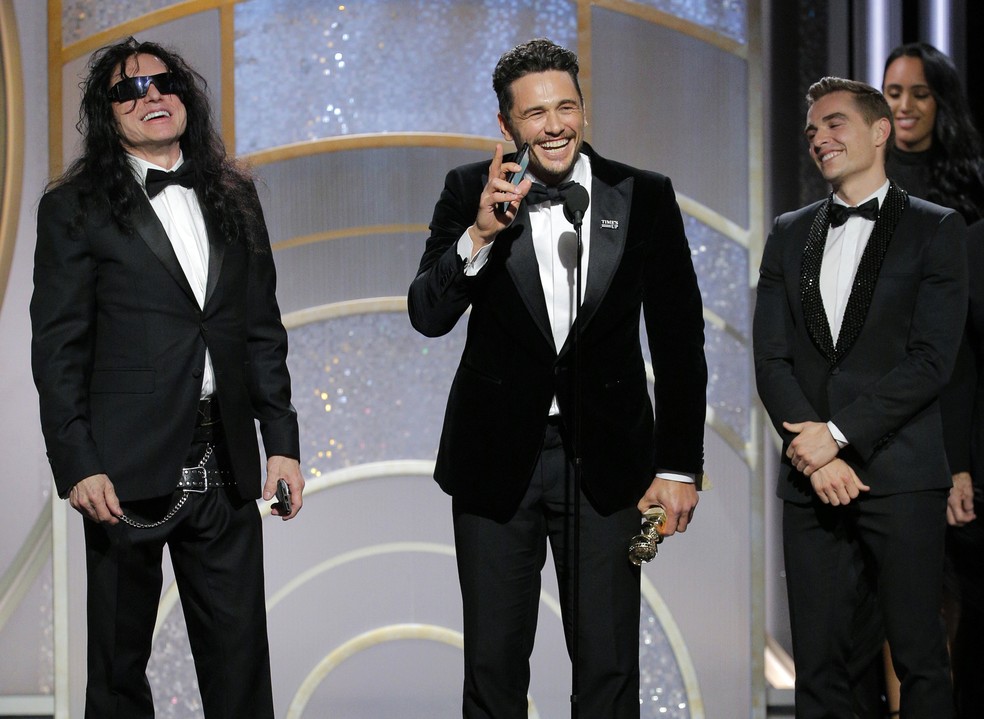 James Franco, no meio, recebe o prêmio de melhor ator em comédia ou musical por 'Artista do desastre' no Globo de Ouro 2018 (Foto: Paul Drinkwater/NBC via AP)