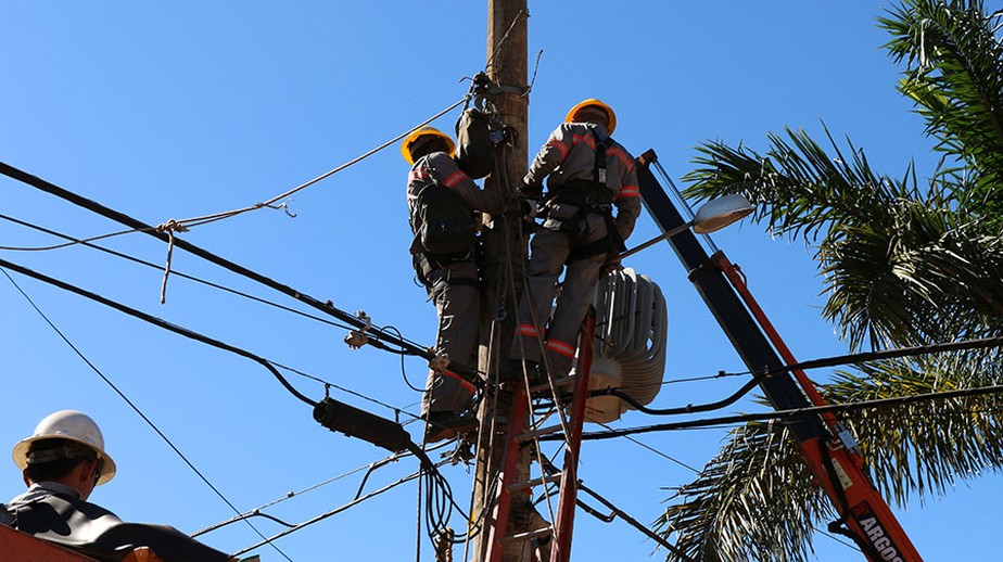 Funcionários da CEB, Companhia Energética de Brasília, fazem reparos na rede elétrica