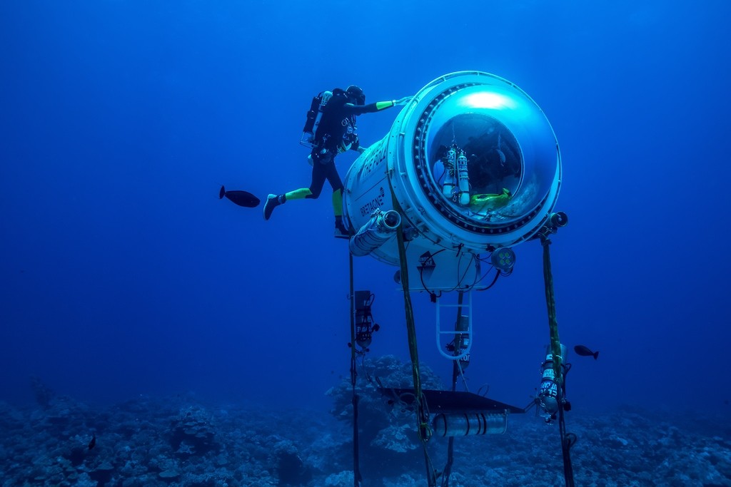 Sob o Pólo Ghislain, Bardout verifica a cápsula, o que possibilita aos mergulhadores permanecerem submersos por 72 horas (Foto: © Rolex / Franck Gazzola / Divulgação)