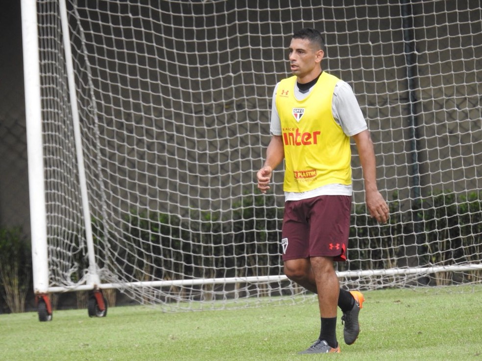 Diego Souza durante treino no São Paulo (Foto: Marcelo Hazan)