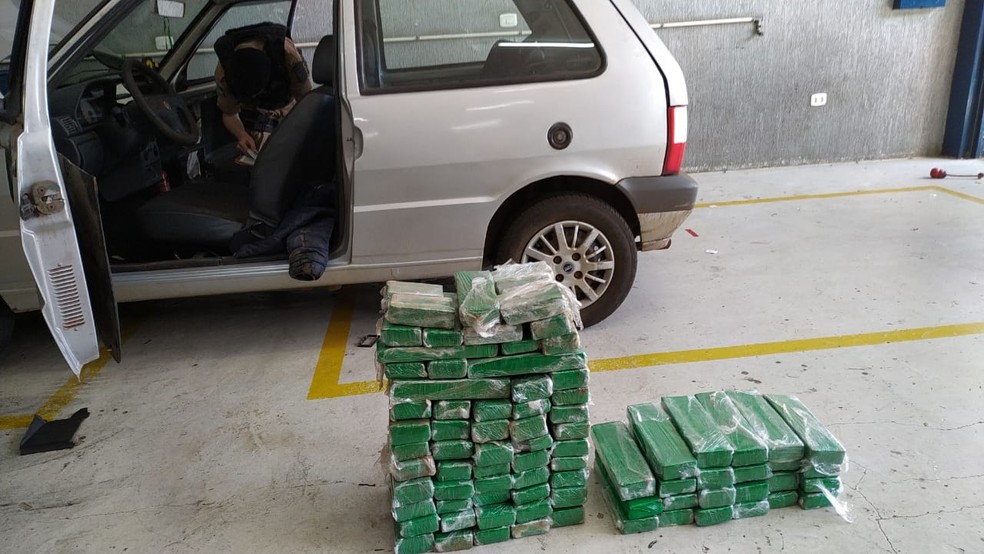PM encontrou 88 tabletes de maconha escondidos no carro â€” Foto: PM/DivulgaÃ§Ã£o