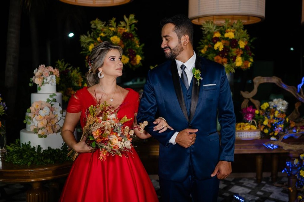 Louise e o esposo Sandoval durante a cerimônia — Foto: Paulo Couto/Divulgação