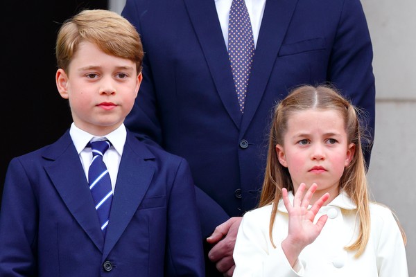 O Príncipe George e a Princesa Charlotte durante as celebrações do aniversário de 70 anos do reinado da Rainha Elizabeth II (Foto:  Getty Images)