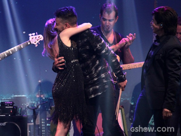 Sandy ganha um abraço apertado do irmão Junior (Foto: TV Globo/Altas Horas)