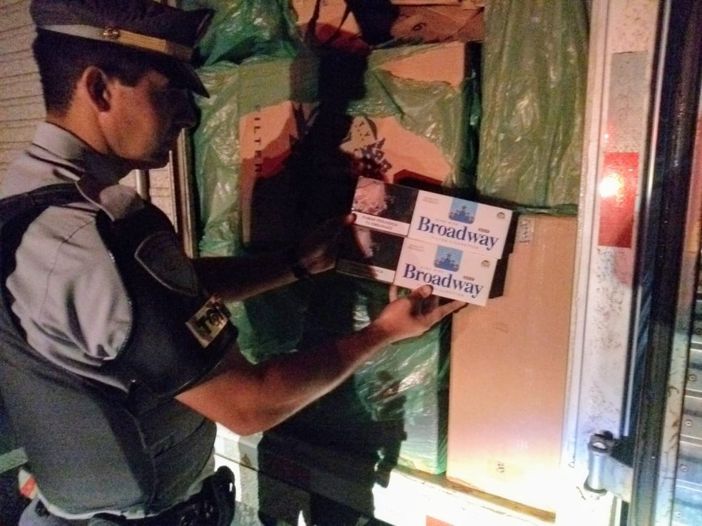 Motorista é preso com 300 caixas de cigarros contrabandeados em rodovia de Itatinga — Foto: Polícia Rodoviária Federal/Divulgação