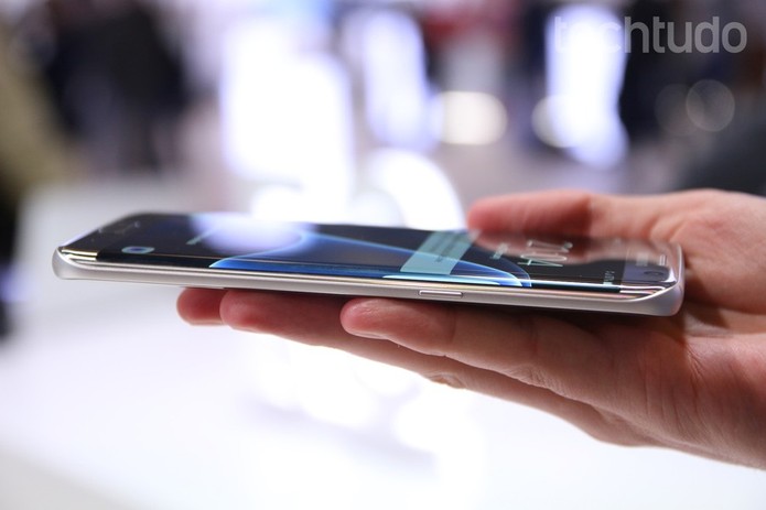 Design do Galaxy S7 Edge leva vantagem por ter um corpo resistente à água (Foto: Thássius Veloso/TechTudo) (Foto: Design do Galaxy S7 Edge leva vantagem por ter um corpo resistente à água (Foto: Thássius Veloso/TechTudo))
