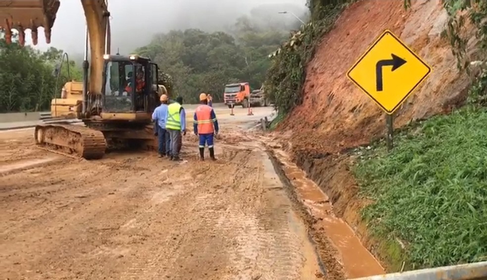 Após mais de 80 horas, rodovia dos Tamoios segue interditada neste domingo (11) — Foto: Divulgação/ Nova Tamoios