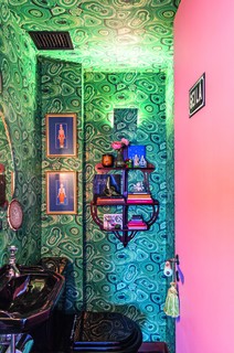 Texturas, estampas e cores que lembram o pôr do sol carioca marcam o apartamento da designer de interiores Lulu Moura. No lavabo, o papel de parede é da York, comprado na Covering. Os metais e as louças do banheiro são da Deca