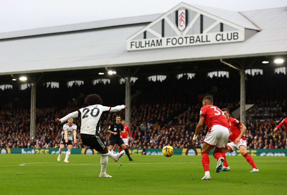 Willian corta para a perna esquerda e chuta no ângulo para marcar pelo Fulham contra o Nottingham Forest — Foto: Paul Childs/Reuters