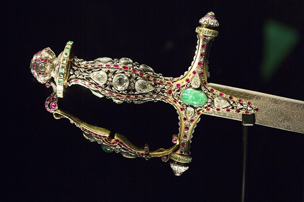 Intricately decorated ceremonial sword, gold hilt set with diamonds, rubies and emeralds, c.1880 – 1910  (Foto: Bejewelled Treasures, The Al Thani Collection, Servette Overseas Limited 2014 Victoria and Albert Museum. Photograph Prudence Cuming Associates Ltd)
