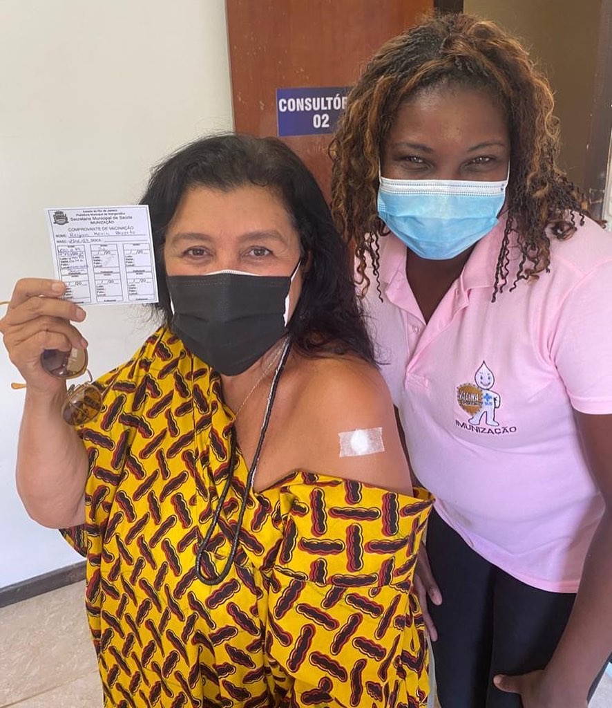 Regina Casé posa com enfermeira após receber primeira dose da vacina contra a Covid-19 (Foto: Reprodução/Instagram)