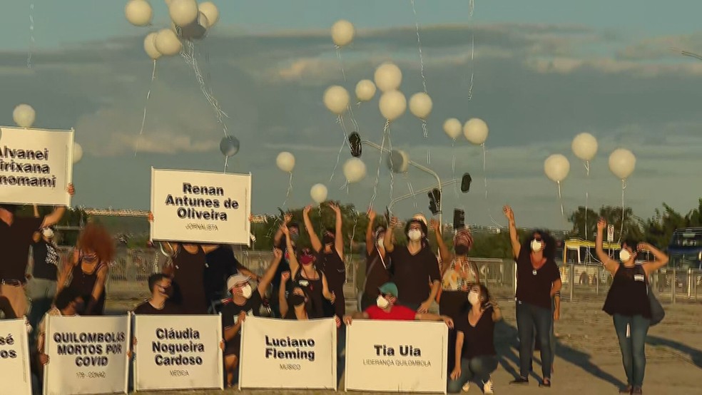 Manifestantes soltam balões em homenagem a vítimas da Covid-19 no DF — Foto: TV Globo/Reprodução