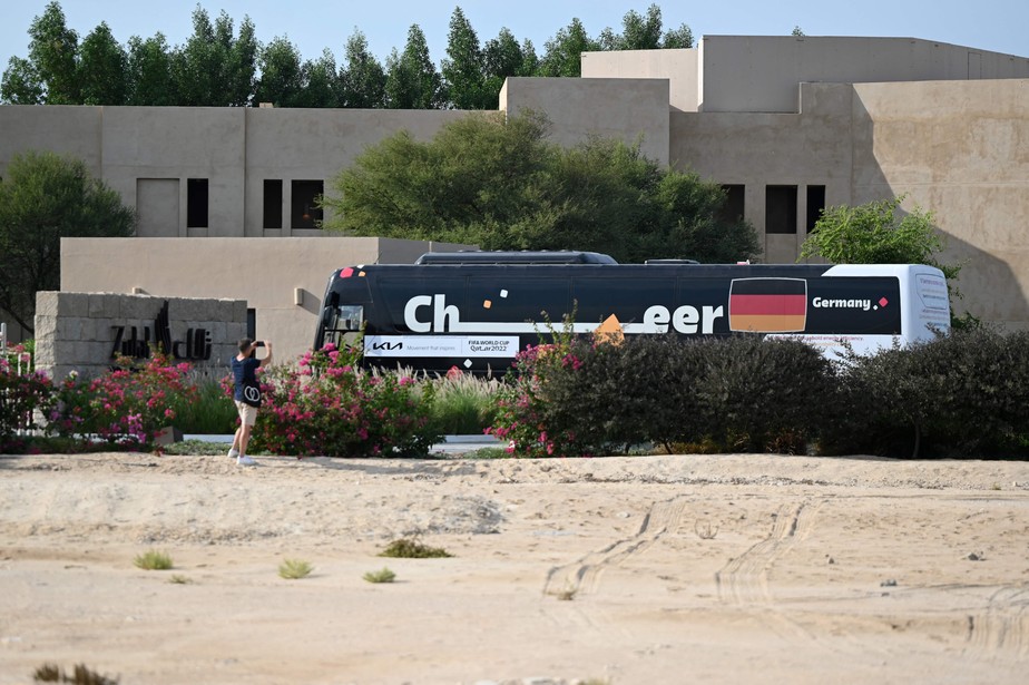 Ônibus com a delegação alemã chega ao Zulal Wellness Resort, em Al Shamal: hotel luxuoso tem diárias de R$ 120 mil