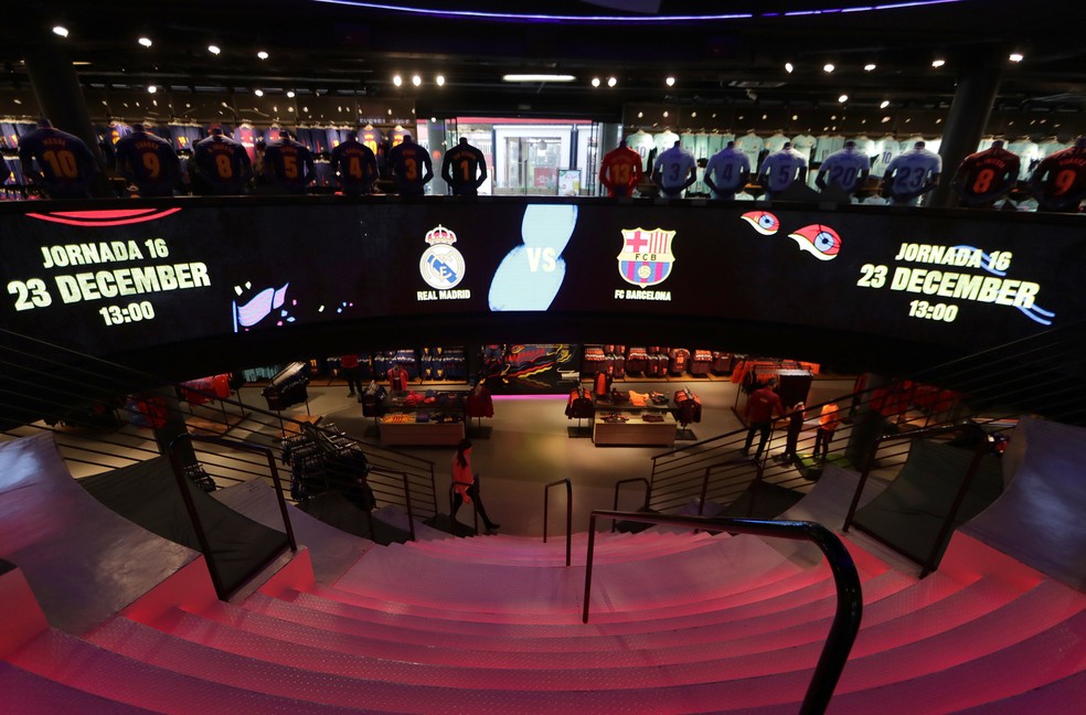 Anúncio do horário do Superclássico na loja do Barcelona (Foto: Reuters)