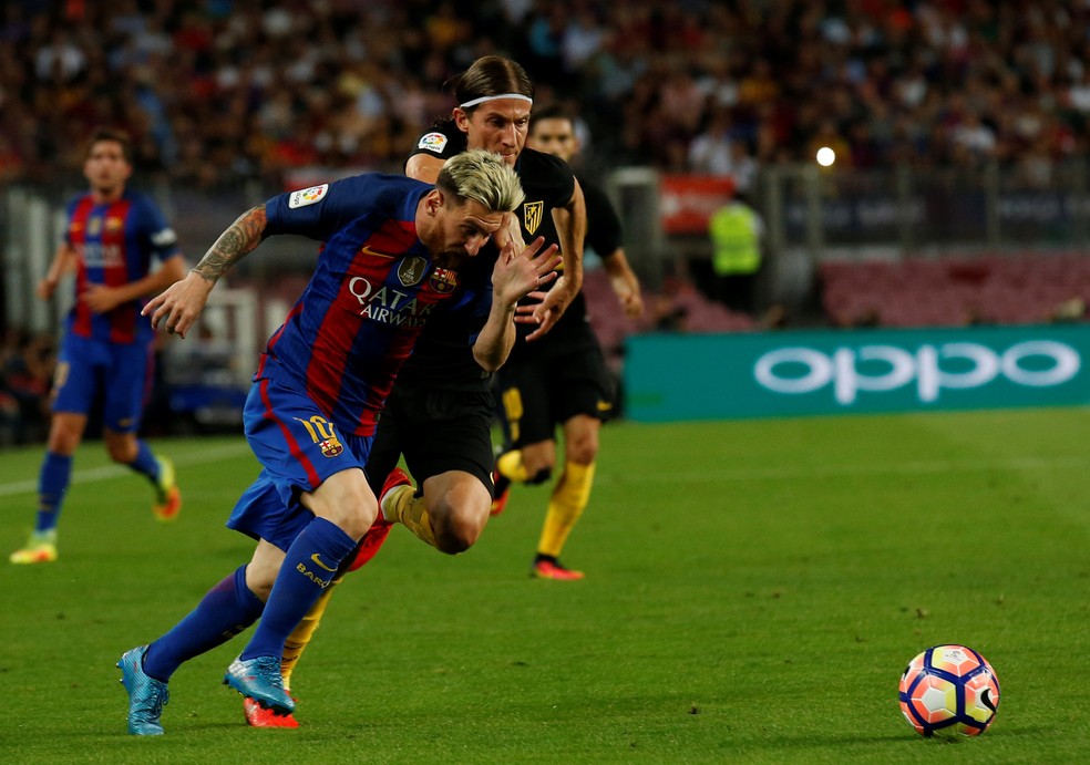 Messi disputa bola com Filipe Luís durante Barcelona x Atlético de Madrid — Foto: Albert Gea/Reuters