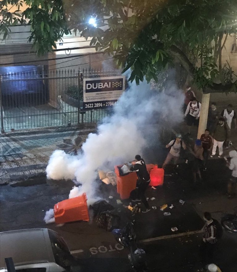Lixeiras sÃ£o queimadas na Rua Ãlvaro Chaves (Foto: AnÃ´nimo)