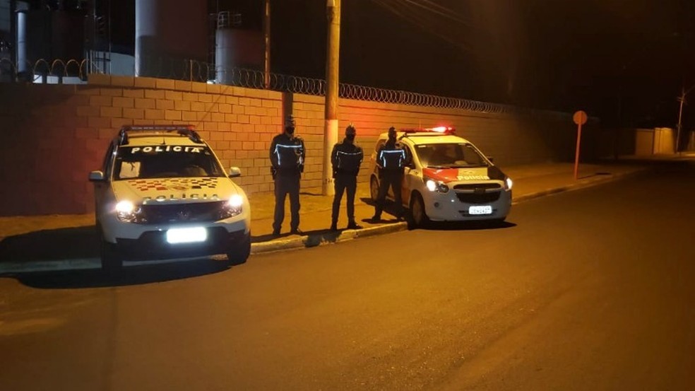 PM e GCM de Ibaté acabam com aglomeração de pessoas após denúncia — Foto: Polícia Militar/Divulgação