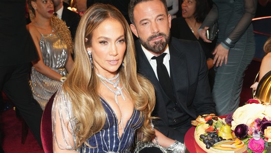 Jennifer Lopez e Ben Affleck assistem ao Grammy 2023 de mãos dadas sob a mesa