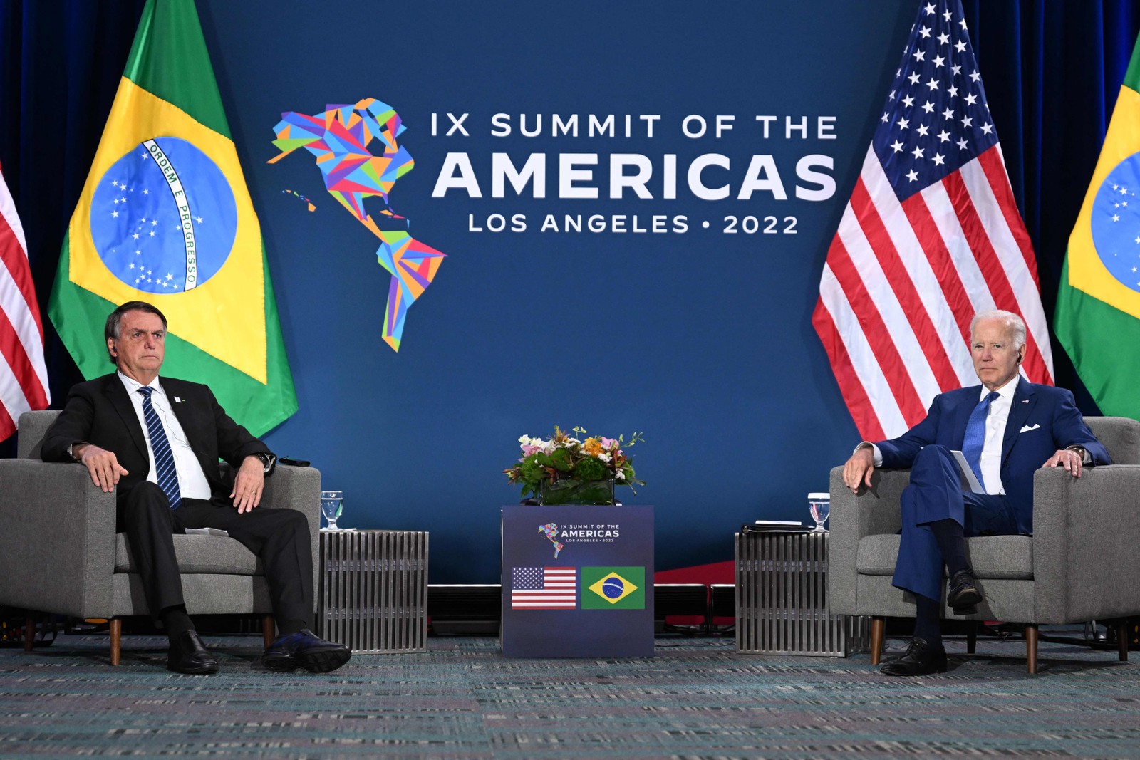 Jair Bolsonaro e Joe Biden se encontram na Cúpula das Américas — Foto: AFP