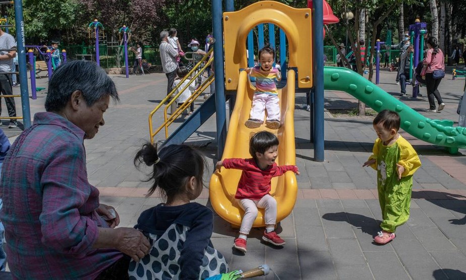 Crianças brincando em um parque em Pequim em uma foto de junho de 2021